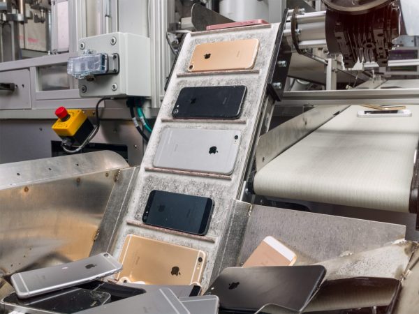 Apple wants to make iPhones in US, says Trump official, but they’re waiting for ‘the robotic arms’