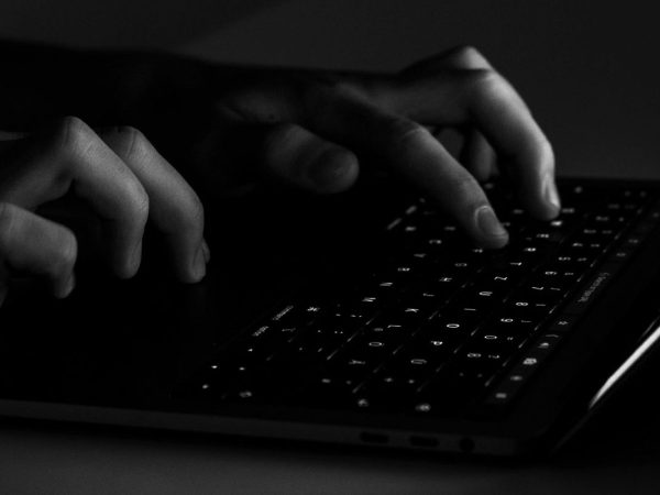 Apple warns iPhone users in 100 countries that they are victims of spyware